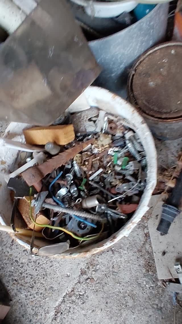 Screws, bolts and small parts (buckets)